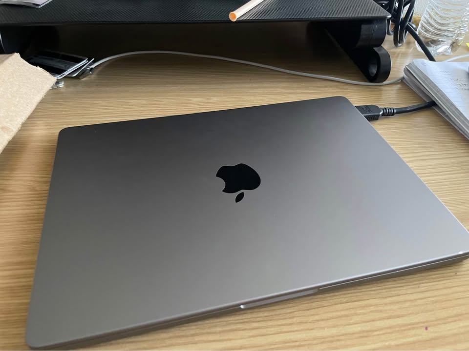 Macbook pro M3-screen doesn’t work. 1 Macbook pro M3-screen doesn’t work.