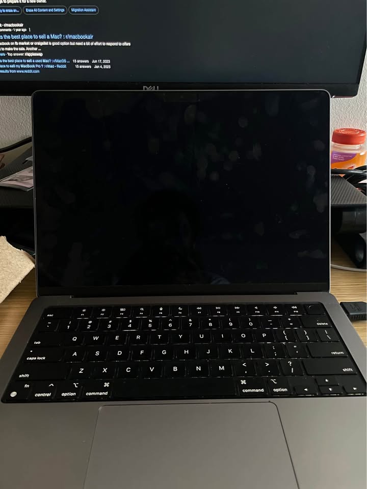 Macbook pro M3-screen doesn’t work. 2 Macbook pro M3-screen doesn’t work.