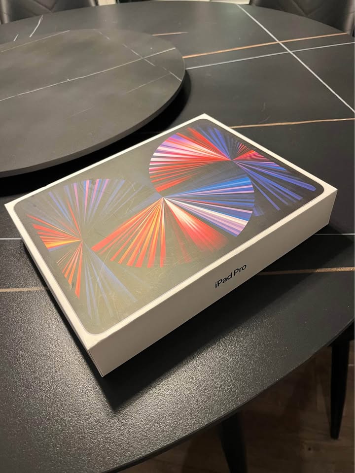 iPad Pro 12.9-inch, 256 GB, 5th Generation, Wi-Fi ONLY 2 iPad Pro 12.9-inch, 256 GB, 5th Generation, Wi-Fi ONLY