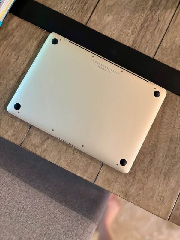 2017 Apple 12-inch MacBook - 1.2GHz M3, 8GB RAM, A1534