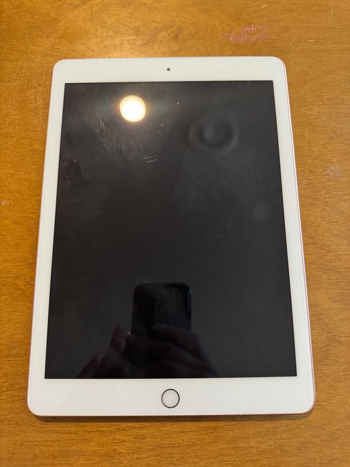 Rose Gold iPad (works well) 1 Rose Gold iPad (works well)
