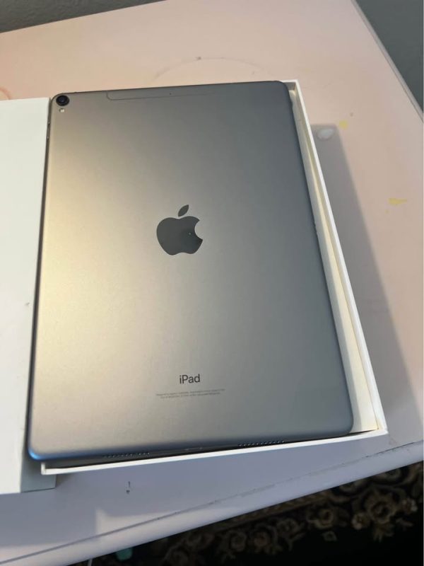 iPad Pro 10.5” display WiFi cellular