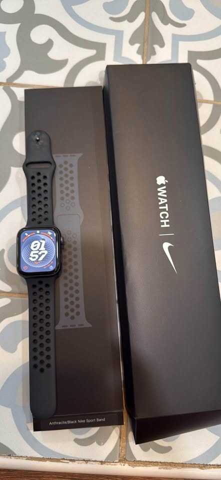 Apple Watch SE Nike Edition 44mm space gray