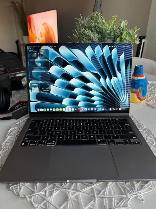 💻 MacBook Air M2 – 256GB SSD – 8GB RAM – New Excellent Condition.