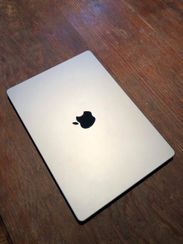 14" MacBook Pro 2021 *broken screen*