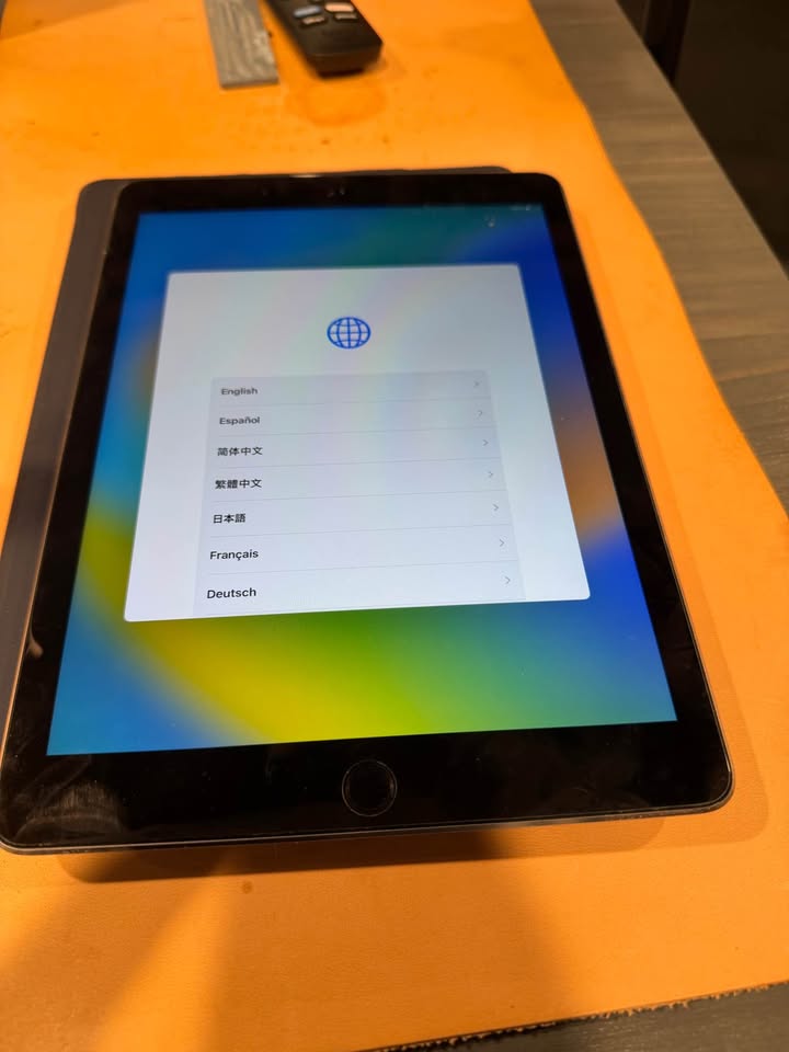 Apple MacBook Pro, Air and iPad 1 Apple MacBook Pro, Air and iPad