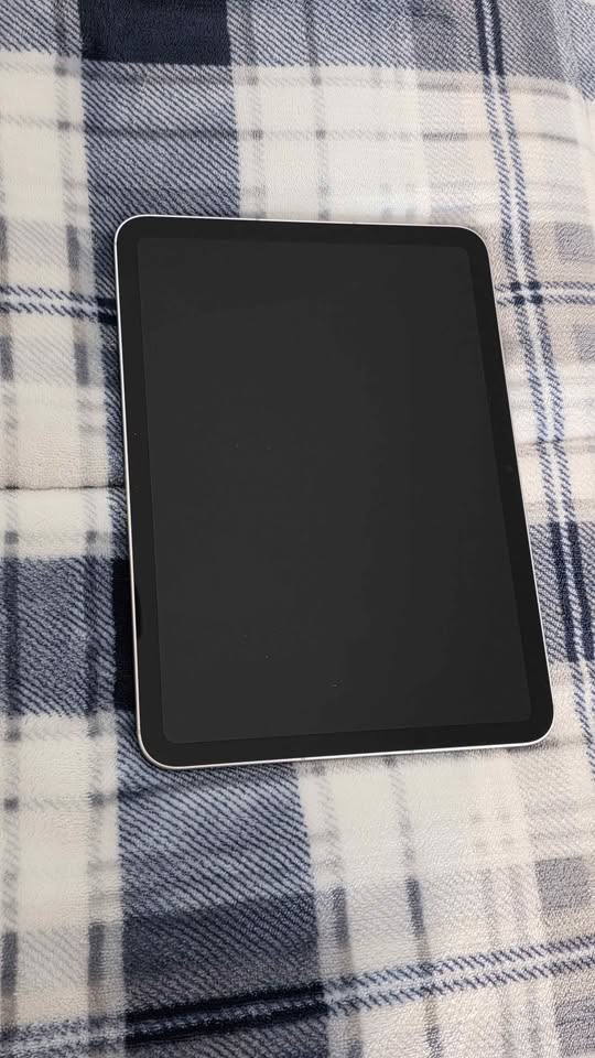 iPad (10th Generation) – 64GB – Wi-Fi + Cellular – Excellent Condition