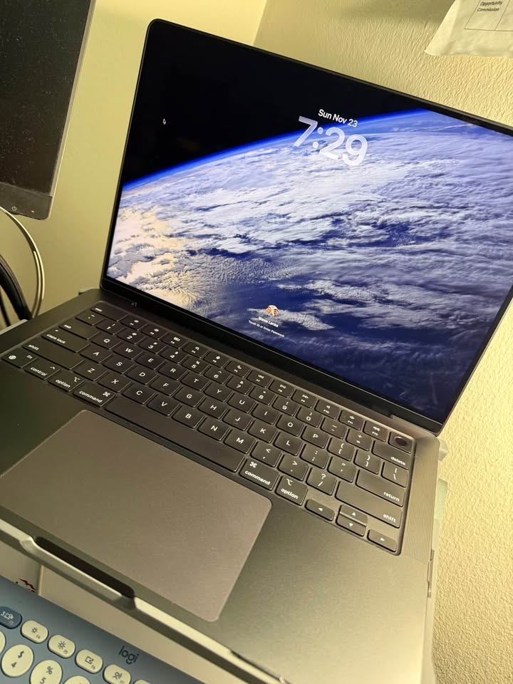 2 Months Old:Apple 2024 MacBook Pro Laptop with M4 chip with 10‑core CPU and 10‑core GPU, 14.2-in 3 2 Months Old:Apple 2024 MacBook Pro Laptop with M4 chip with 10‑core CPU and 10‑core GPU, 14.2-in