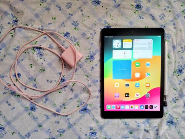 7th Gen IPad 32GB with Apple Pencil