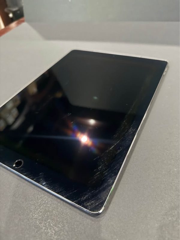 Ipad Pro 2nd Gen 12.9” 256GB Storage Wifi + Cellular Unlocked ( Cosmetic )