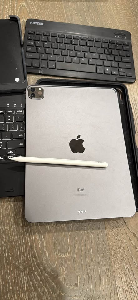 iPad Pro 2nd Gen 11” 128G with Apple Pencil and accessories