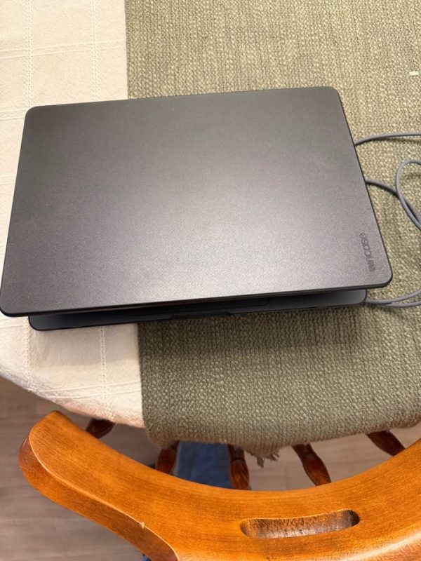 MacBook Air M2 500gb with case