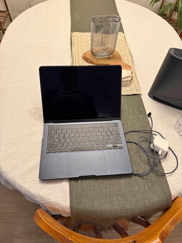 MacBook Air M2 500gb with case