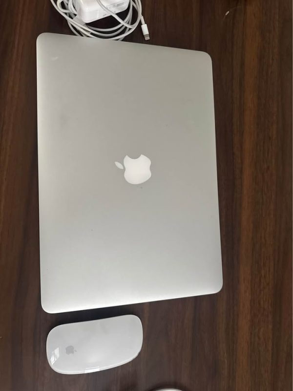 Macbook Air 13in with Apple Mouse/Charger