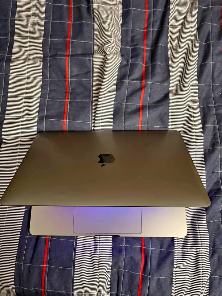 MacBook 2 MacBook
