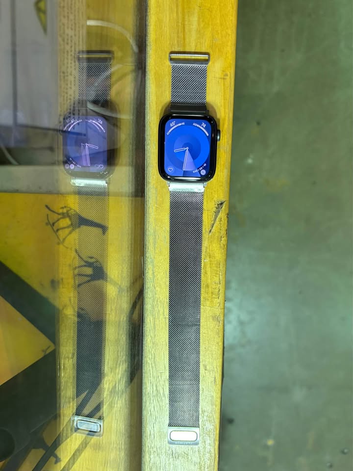 Apple Watch SE (GPS) 44mm and Platinum Magnetic Stainless Steel Mesh Band 1 Apple Watch SE (GPS) 44mm and Platinum Magnetic Stainless Steel Mesh Band