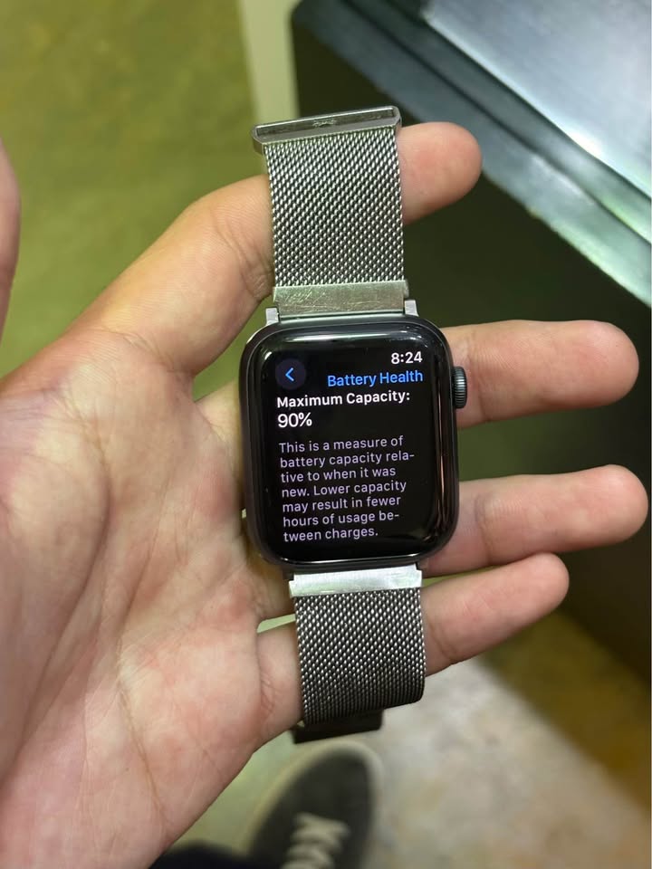 Apple Watch SE (GPS) 44mm and Platinum Magnetic Stainless Steel Mesh Band 2 Apple Watch SE (GPS) 44mm and Platinum Magnetic Stainless Steel Mesh Band
