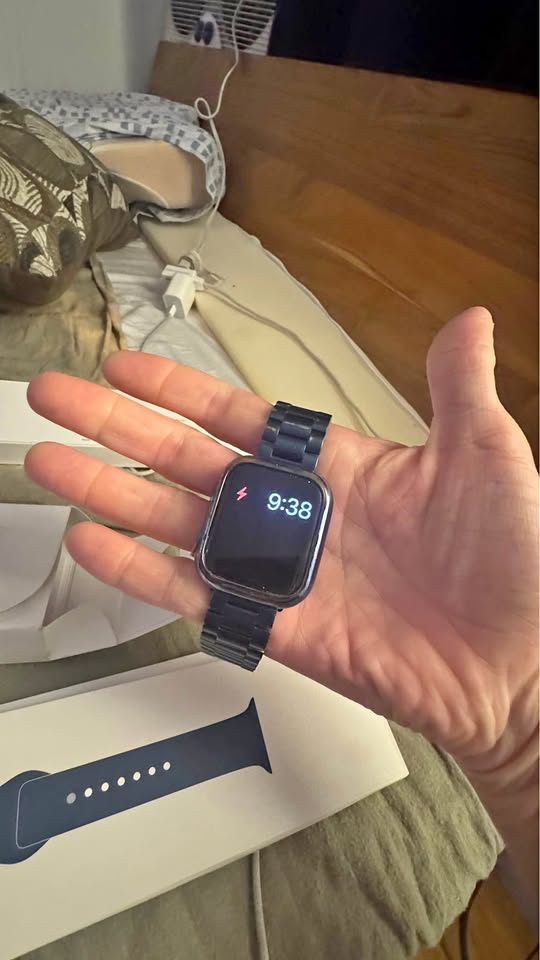 Apple Watch Series 7 (GPS + Cellular) 4 Apple Watch Series 7 (GPS + Cellular)