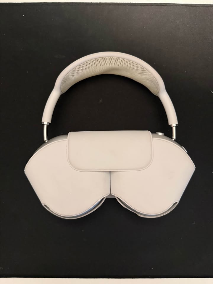 AirPods Max (2020) (Lightning) + Carrying Case 1 AirPods Max (2020) (Lightning) + Carrying Case