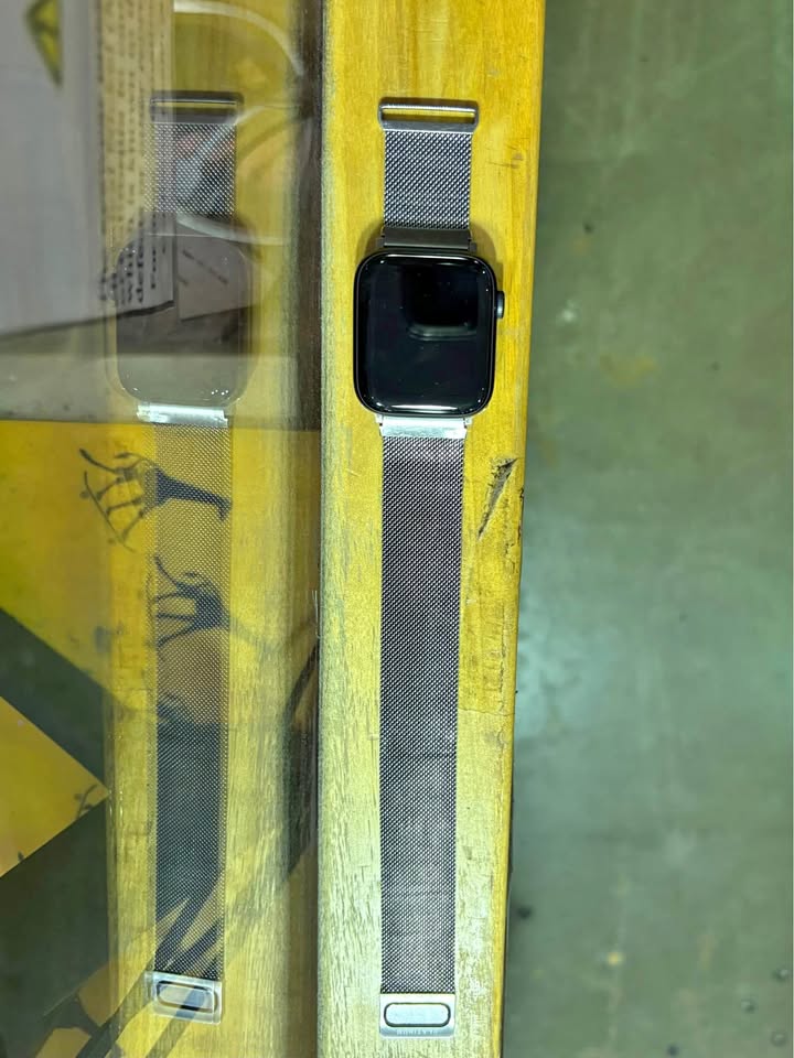 Apple Watch SE (GPS) 44mm and Platinum Magnetic Stainless Steel Mesh Band 3 Apple Watch SE (GPS) 44mm and Platinum Magnetic Stainless Steel Mesh Band