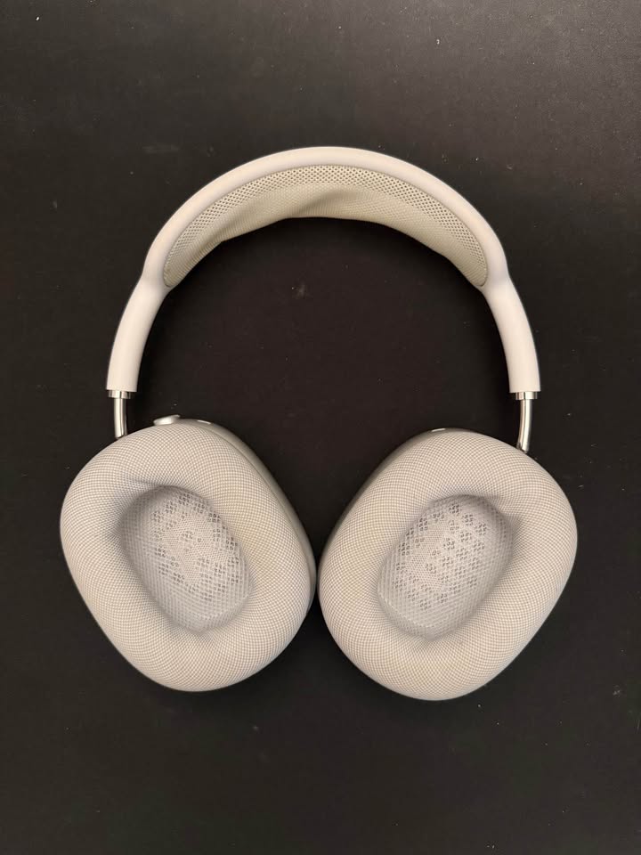 AirPods Max (2020) (Lightning) + Carrying Case 2 AirPods Max (2020) (Lightning) + Carrying Case