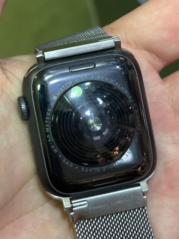 Apple Watch SE (GPS) 44mm and Platinum Magnetic Stainless Steel Mesh Band