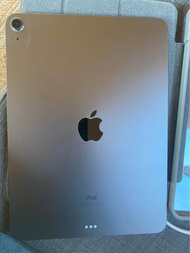 iPad Air 4th generation (pencil included) 1 iPad Air 4th generation (pencil included)