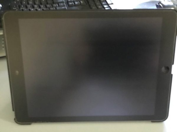 APPLE IPAD - AIR - perfect for someone new to using a device