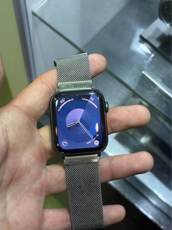Apple Watch SE (GPS) 44mm and Platinum Magnetic Stainless Steel Mesh Band