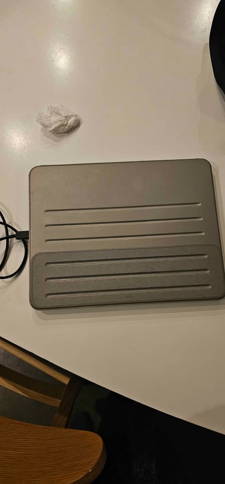 iPAD Air IOS 18.5, 13" M2 w/case