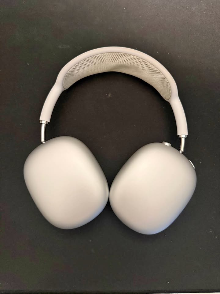 AirPods Max (2020) (Lightning) + Carrying Case 3 AirPods Max (2020) (Lightning) + Carrying Case