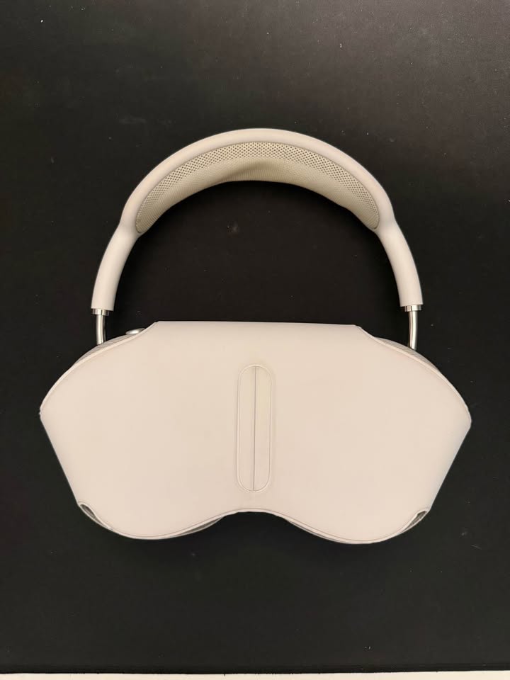 AirPods Max (2020) (Lightning) + Carrying Case 4 AirPods Max (2020) (Lightning) + Carrying Case