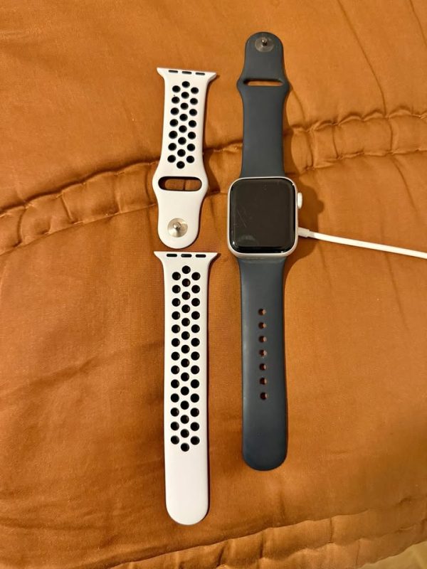Apple Watch Nike SE (GPS + Cellular) with 2 bands
