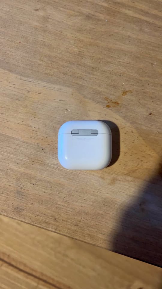 Apple Mac book air 2017 and AirPods 4s