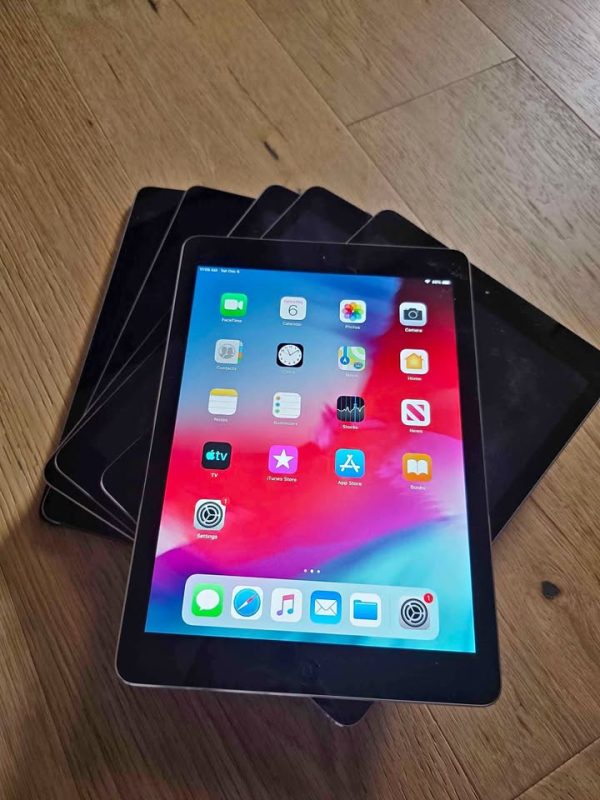 Apple iPad Air 32GB Space Gray Like New