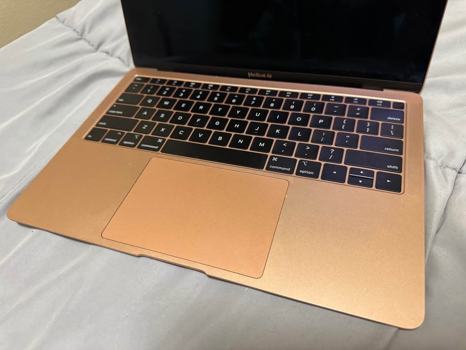 MacBook Air in Gold (Retina, 13-inch, 2019) 1 MacBook Air in Gold (Retina, 13-inch, 2019)