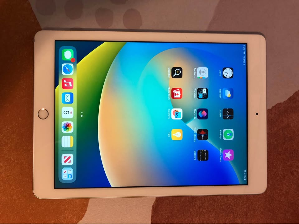 iPad 5th Gen 32GB White/Sliver 4 iPad 5th Gen 32GB White/Sliver