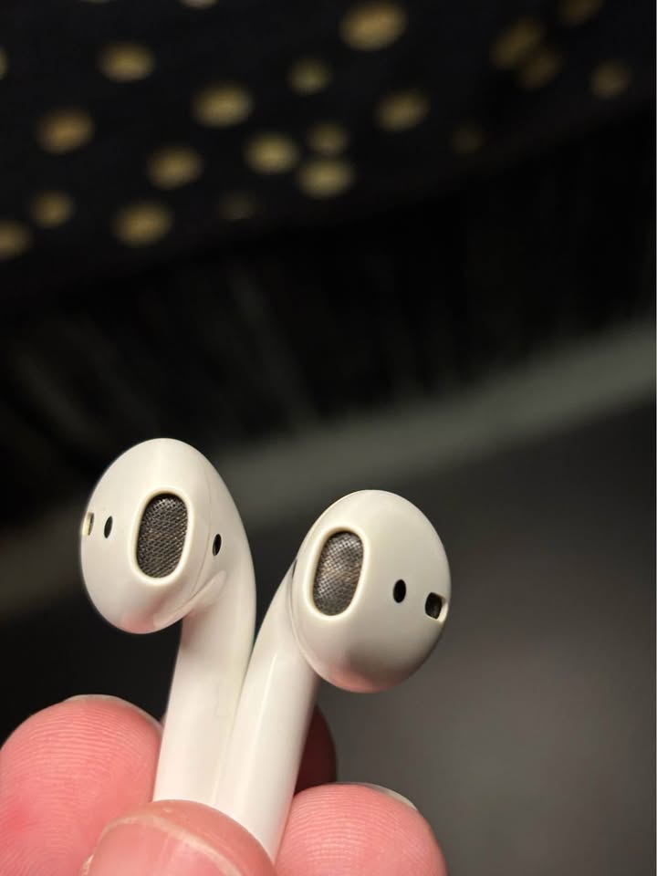 Apple AirPods 2nd Generation 4 Apple AirPods 2nd Generation