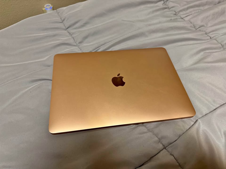 MacBook Air in Gold (Retina, 13-inch, 2019) 3 MacBook Air in Gold (Retina, 13-inch, 2019)