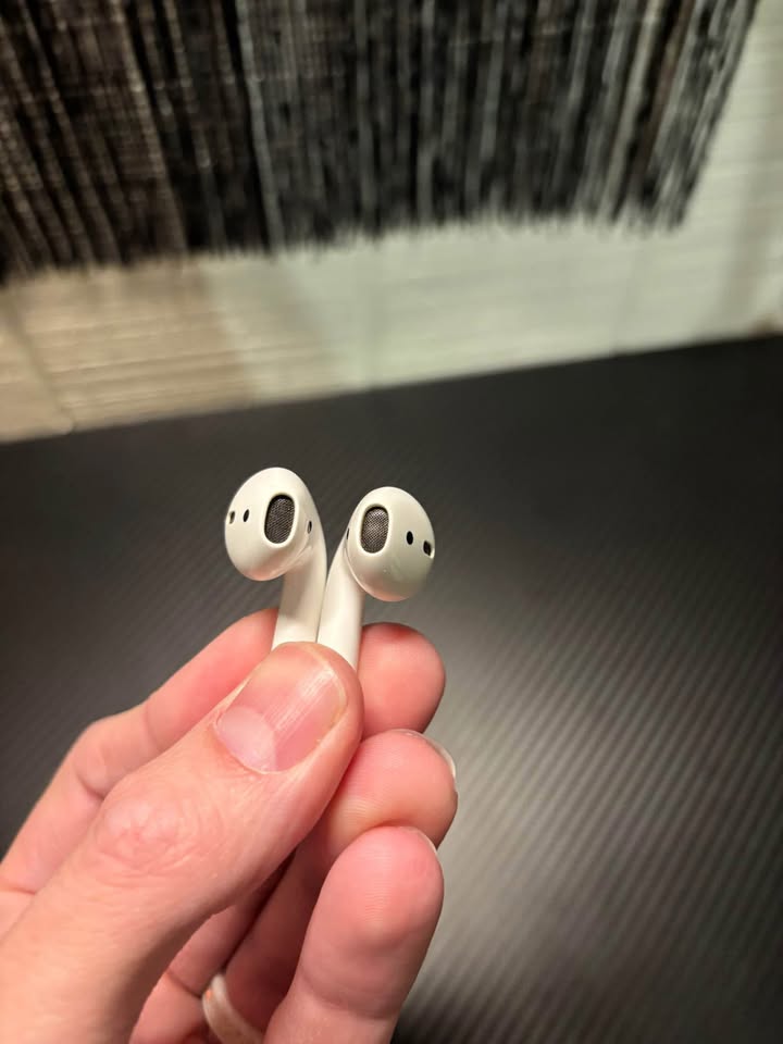 Apple AirPods 2nd Generation 6 Apple AirPods 2nd Generation