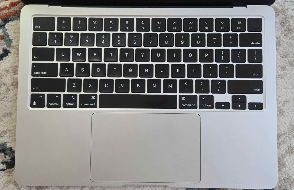 1TB MacBook Air M2, 2022 8 1TB MacBook Air M2, 2022