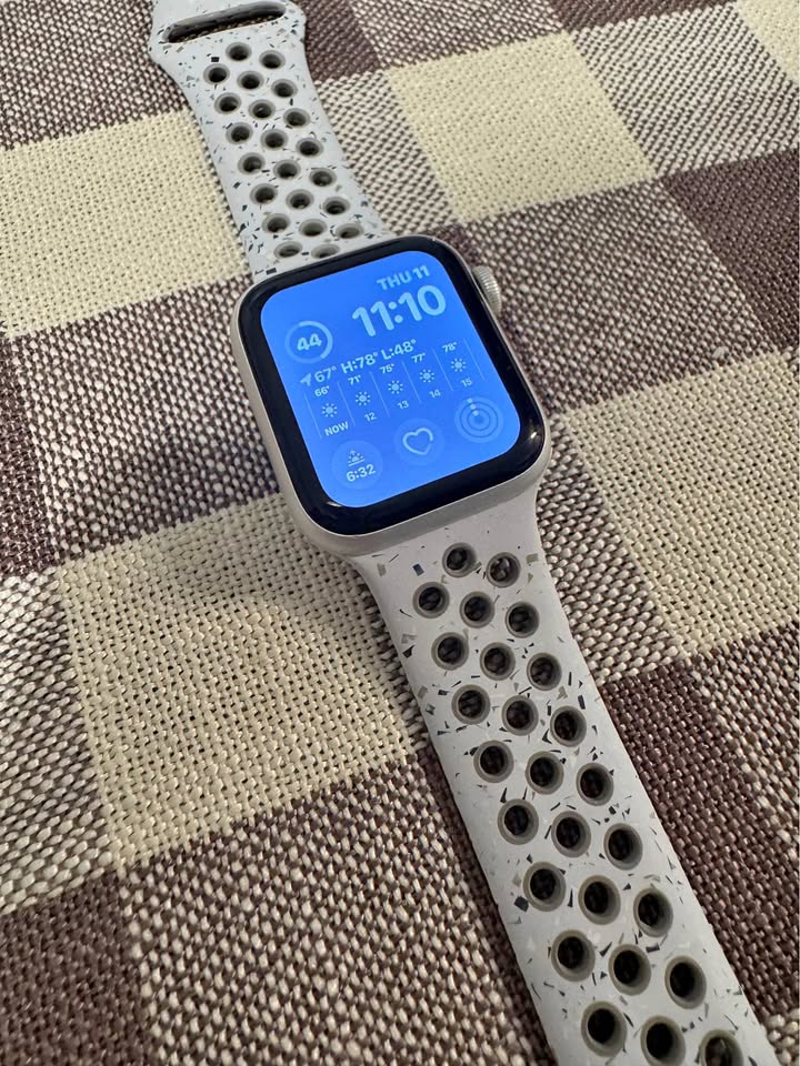 Apple Watch SE 40mm with Nike Sports Band 1 Apple Watch SE 40mm with Nike Sports Band