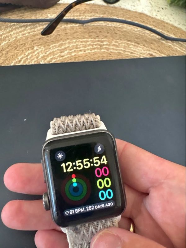 Apple Watch Series 3 (38mm, GPS) – Great Condition – With Charger