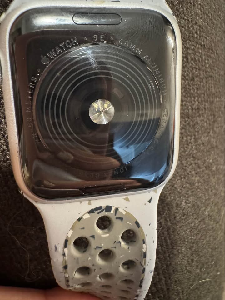 Apple Watch SE 40mm with Nike Sports Band 2 Apple Watch SE 40mm with Nike Sports Band