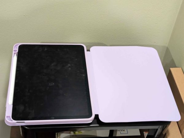 iPad air m2 - brand new with pencil and 2 case-