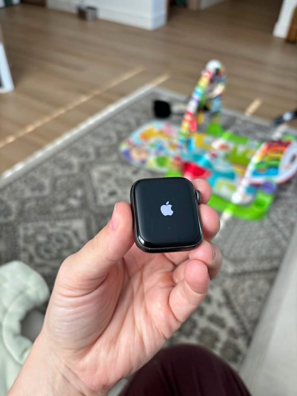 Apple Watch SE (1st Gen) 40 mm GPS and Brand new Silicone Apple Band