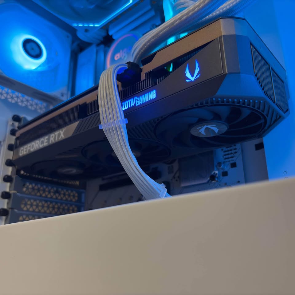 White RTX Gaming/Streaming PC - RTX 5080 + Ryzen 7 9000 2 White RTX Gaming/Streaming PC - RTX 5080 + Ryzen 7 9000