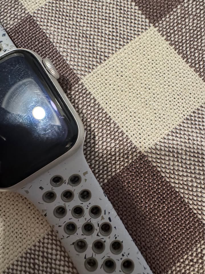 Apple Watch SE 40mm with Nike Sports Band 3 Apple Watch SE 40mm with Nike Sports Band