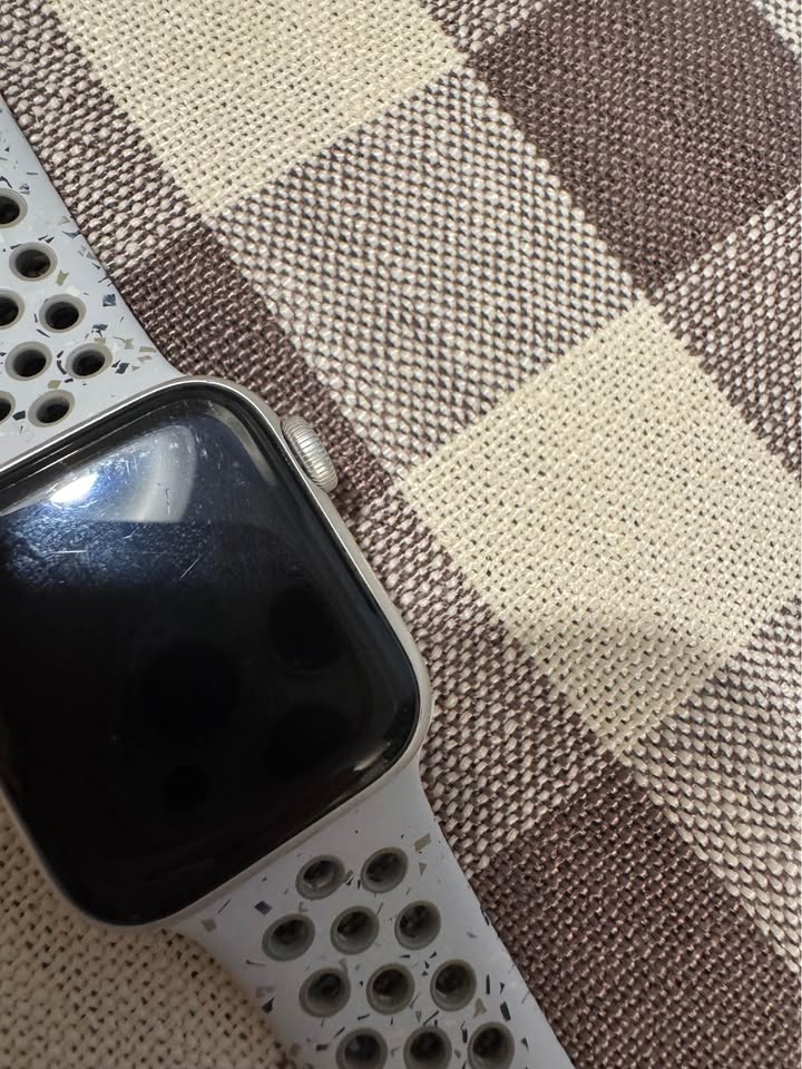 Apple Watch SE 40mm with Nike Sports Band 4 Apple Watch SE 40mm with Nike Sports Band