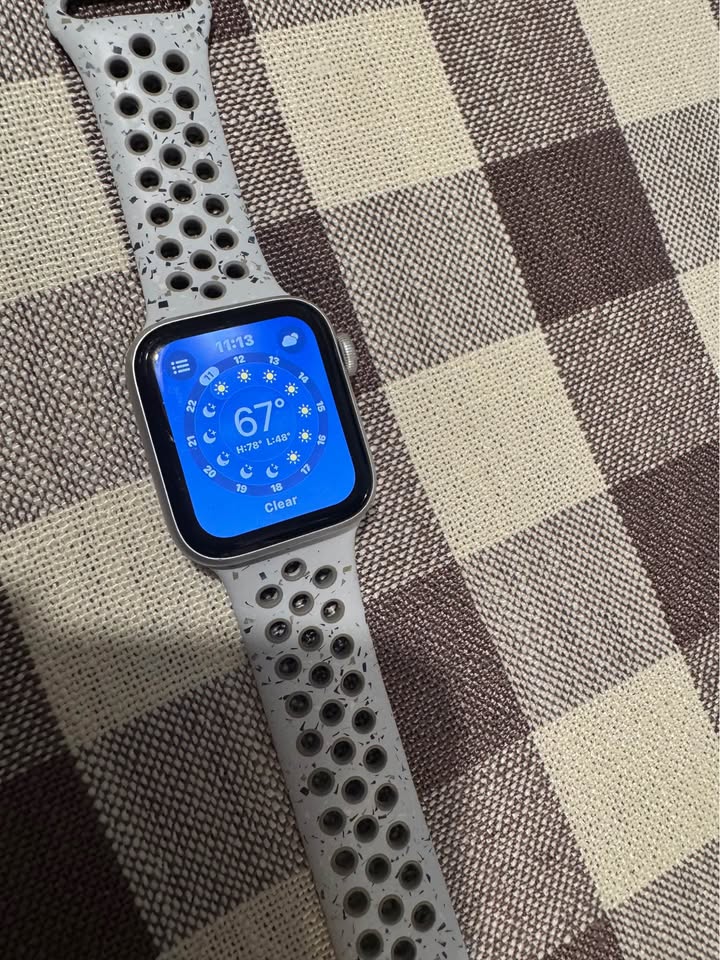 Apple Watch SE 40mm with Nike Sports Band 5 Apple Watch SE 40mm with Nike Sports Band